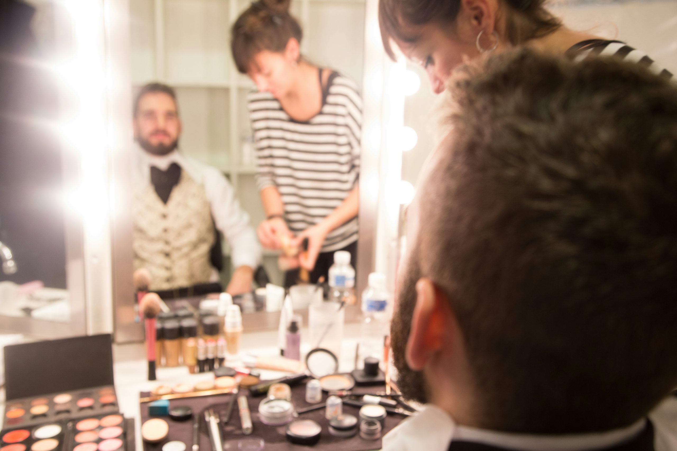 How to Choose the Perfect Makeup Mirror